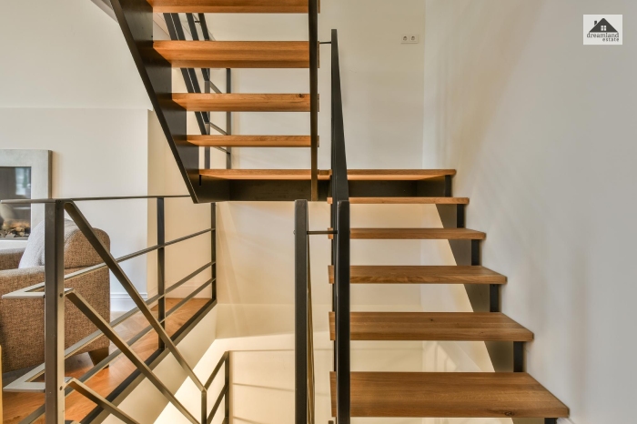 Floating Or Cantilevered Staircases